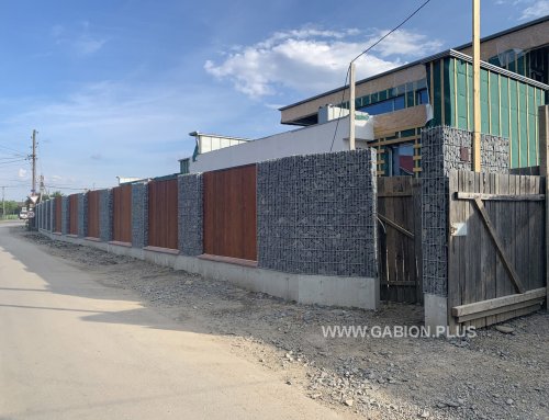 Паркан з Польської Сітки, з викладеним гранітом у Івано-Франківську2020р.