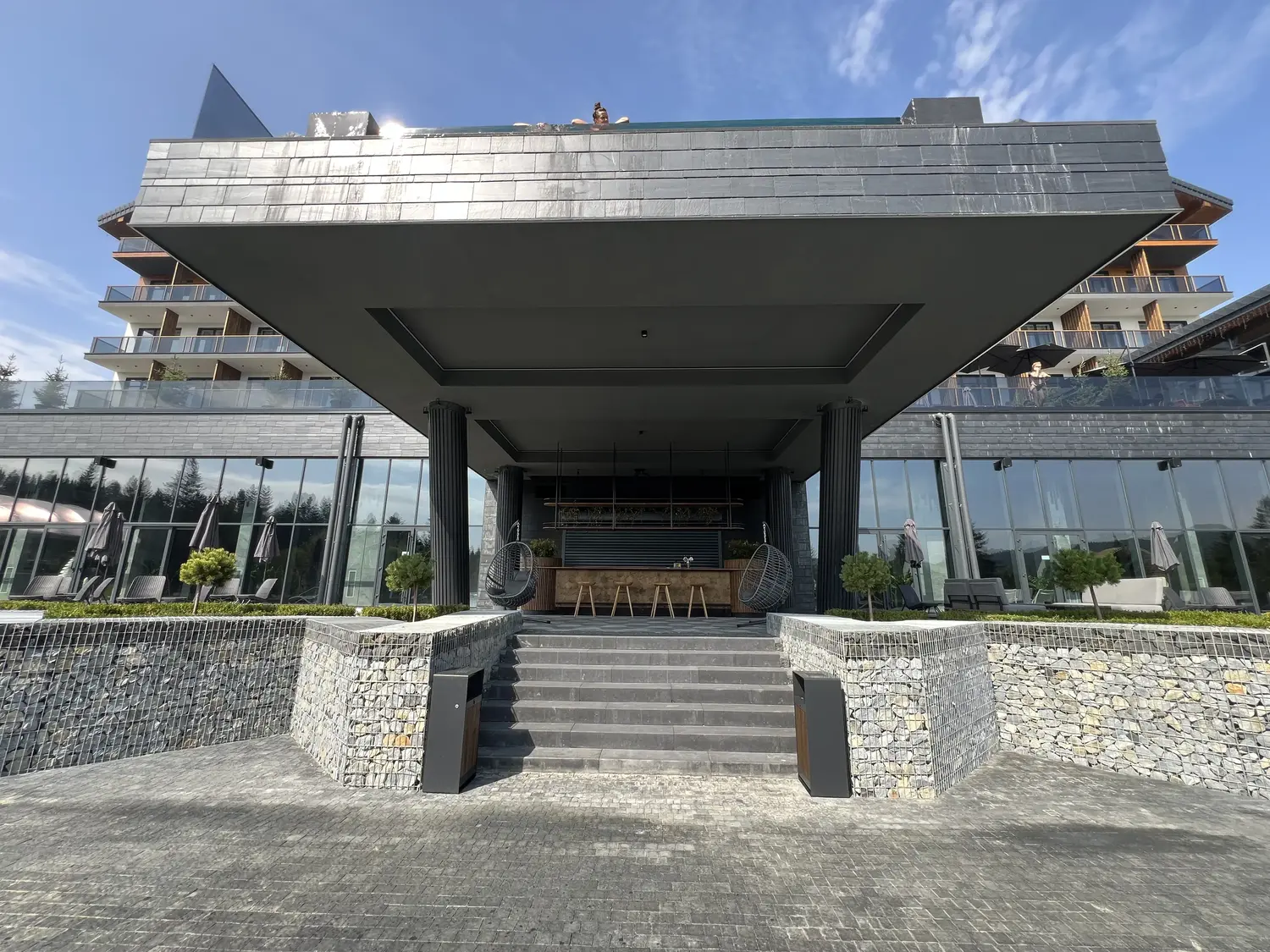 Паркан з габіонів та дерева